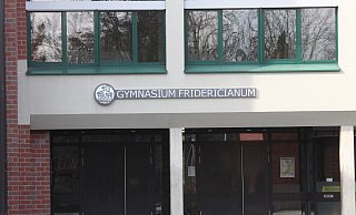 Der Eingang des Friedrichs Gymnasiums. An der Schule stehen Bauarbeiten an. - Peter Steinert