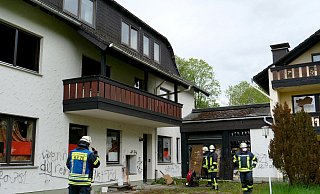 Rund 60 Feuerwehrleute bekämpfen den Brand im früheren Hotel Aatal. - Ralph Meyer