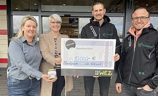 Über das Ergebnis der Spendenaktion freuen sich Tanja Hebrock (Marktleiterin Wez Weserstraße, v. l.), Stephanie Albers (Marketing Wez), sowie Tobias Krutemeier (Gründer und Landwirt "Feldwerk) und Marco Schlomann (Gründer "Feldwerk"). - Elke Niedringhaus-Haasper