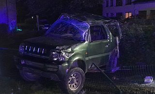 Drei der vier Fahrzeuginsassen werden beim Überschlag des Geländewagens in Bad Wünnenberg-Helmern verletzt. - Feuerwehr Bad Wünnenberg