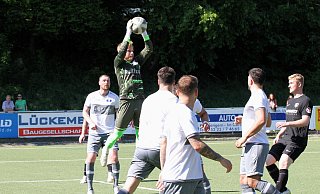 Für die Fußballer im Kreis Herford (hier mit Hiddenhausens Torwart Tim Viergutz) brechen die letzten 90 Minuten dieser Saison an. - Andreas Gerth