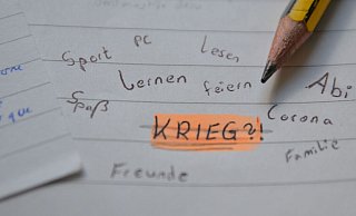 Jugendliche wollen Spaß am Leben haben, Freunde treffen, Sport machen, aber auch lernen und sich aufs Abi vorbereiten. Krieg dagegen wollen sie defintiv nicht. - Lina Klöpper