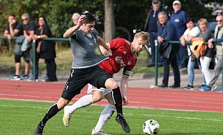 Offensivkraft: Stefan Langemann (l.), hier im Trikot des FC Preußen Espelkamp gegen Maaslingens Felix Waltke, scheut keinen Zweikampf. - Jürgen Krüger