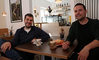 Jonas Stommel (l.) und Oliver Hebenstreit haben mit dem Heinrichs am Dom das erste rein vegane Restaurant in Paderborn eröffnet. - Holger Kosbab