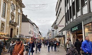 Die Westernstraße in der Paderborner Innenstadt ist nach den Feiertagen voller Besucherinnen und Besucher. - Gesa John