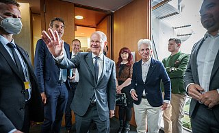 Bundeskanzler Olaf Scholz (Mitte l, SPD), verabschiedet sich von der Ausschussvorsitzenden Marie-Agnes Strack-Zimmermann (FDP) nach einer Sondersitzung des Verteidigungsausschusses im Bundestag. - Michael Kappeler