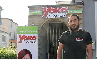 Berzan Ahmad (31) betreibt sein Restaurant "Yoko-Sushi" an der Fürstenaustraße 7 und bietet auch einen Lieferservice an. - Claus Frickemeier