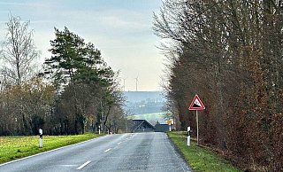 Auf Höhe des Sportplatzes in Alfen haben sowohl der Ortsvorsteher als auch die Fraktionen der Freien Wählergemeinschaft und der FDP eine Gefahrenstelle ausgemacht. - FWB/FDP