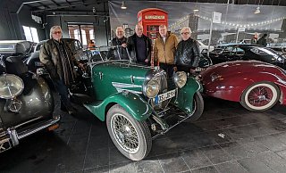 Auf der Suche nach Autos, die tatsächlich damals in Nettelstedt waren, sind Klaus Sudbrack, Eduard Meyer, Volker Knickmeyer und Karl Lindstedt (v. l.) zum Automuseum Melle gereist. Sie bekamen wertvolle Hinweise und eine spezielle Führung durch Heiner Rössler (Mitte). - Dorfgemeinschaft Nettelstedt