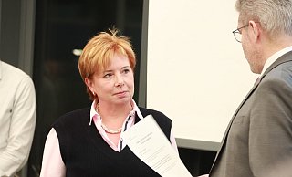 Nach langer Abwesenheit ist Franziska Teckentrup als Nachrückerin wieder in den Oerlinghauser Rat zurückgekehrt. Zu Beginn der Sitzung wurde sie von Bürgermeister Dirk Becker verpflichtet. - Knut Dinter