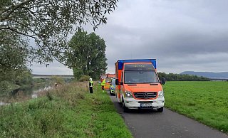 Die Feuerwehr Höxter übernahm die Bergung der Leiche am Weserufer nahe Lüchtringen. - Feuerwehr Höxter