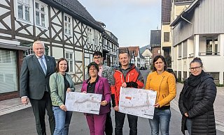 Bürgermeister Daniel Hartmann (v. l.), Sandra Luwe (Bezirksregierung), Baudezernentin Claudia Koch, Holger Dittrich (Bauverwaltung), Planer Elmar Stockmeier, Maja Beineke (Bauamt) und Laurien Begemann vom Bauunternehmen Jens Müller freuen sich über die Fertigstellung. - Burkhard Battran