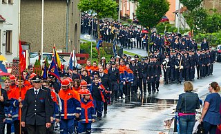 Während des Festzuges werden die Feuerwehrleute und die Ehrengäste von einem heftigen Gewitterschauer überrascht. - Ralph Meyer