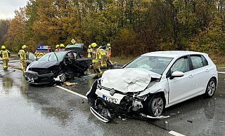 Die beiden Autos werden bei dem Unfall schwer beschädigt. - Ralph Meyer