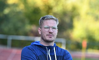 Adlerauge: Nils Mühlenweg, Trainer des Fußball-Bezirksligisten SV Eidinghausen-Werste, sieht hier seiner Mannschaft beim Auswärtsspiel in Espelkamp zu. Foto: Jürgen Krüger - Jürgen Krüger