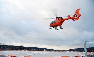 Christoph 13 landet auf einem Hubschrauberlandeplatz, um einen schwerstverletzten Patienten möglichst schnell in ärztliche Behandlung übergeben zu können. - Symbolfoto: Bethel