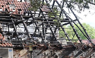 Das Haus in der Herforder Innenstadt ist komplett ausgebrannt und muss abgerissen werden. - Claus Frickemeier