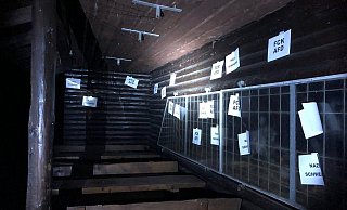 Mit Klebeband waren zahlreiche Anti-AfD-Flyer an der Herbramer Grillhütte angebracht worden. - AfD Paderborn