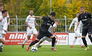 Hängen geblieben: Seungwon Lee (Mitte) und der SV Rödinghausen hatten beim FC Schalke 04 II einige Chancen, die aber nicht zum Siegtreffer führten. - Joel Beinke