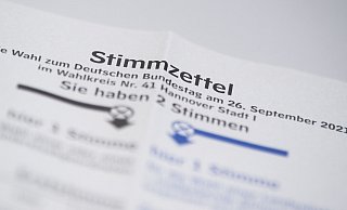Am 26. September wird in Deutschland ein neuer Bundestag gewählt. Umfragen deuten auf ein knappes Ergebnis hin. - picture alliance