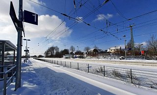 Tagelang fuhr kein Zug am Steinheimer Bahnhof. Zwar waren die Bahnsteige von den Schneemassen befreit - nicht aber die Schienen. - Madita Schellenberg