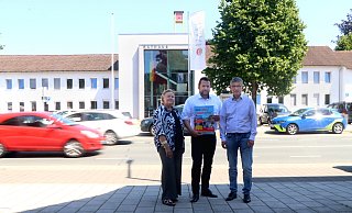 Noch fahren hinter Regina Schlüter-Ruff (v.l.), Tobias Fehn und Bernd Dumcke auf Höhe des Rathauses Autos über die Lange Straße. Am Wochenende 6. und 7. Juli ist hier die Straße für eine große Party gesperrt. - Andreas Sundermeier