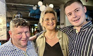 Zur Eröffnung des Bistros sang Kerstin Stahl gegen die Dunkelheit und für ihre Freunde von der belgischen Frittier-Fraktion im Harms-Markt. - Stefan Becker Zur Eröffnung des Bistros sang Kerstin Stahl gegen die Dunkelheit und für ihre Freunde von der belgischen Frittier-Fraktion im Harms-Markt. - Stefan Becker