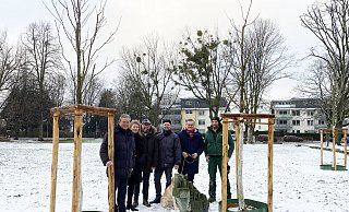 Bürgermeister Michael Dreier (v. l.), Jessica Schütte (Leiterin des Amtes für Umweltschutz und Grünflächen), René Maidowski, Michael Diwo und Albert Pleininger von der Interessengemeinschaft dasRiemeke sowie Christian Kruse vom Unternehmen Gartenbau Kruse freuen sich über die ersten neuen Bäume im Riemekepark, die kürzlich gepflanzt wurden. - Stadt Paderborn