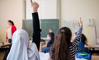 Zugewanderte Schülerinnen und Schüler haben laut Erlass Anspruch auf eine in der Regel zweijährige Sprachförderung, alle weiterführenden Schulen Bielefelds beteiligen sich an der entsprechenden Beschulung, so die Stadt. - Monika Skolimowska