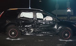 Die Airbags des Ford haben ausgelöst. Trotzdem trägt der Fahrer schwere Verletzungen davon. - Polizei Höxter