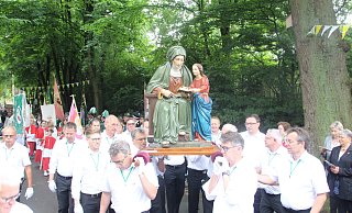 Insgesamt fünf Annaträger-Viererteams tragen die 150 Kilogramm schwere Annenstatue über die 1,5 Kilometer lange Prozession. - Burkhard Battran