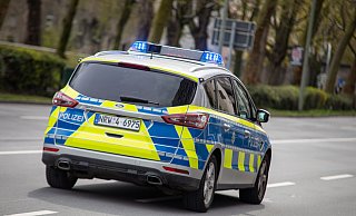 In einem Streifenwagen soll eine Frau eine Polizistin attackiert haben. - Niklas Tüns