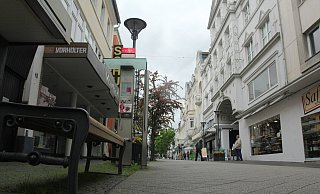 Nach der Schlägerei in der Klosterstraße Pfingstsonntag trafen Polizisten einen blutenden 29-jährigen Bad Oeynhausener, der auf einer Bank saß. - Ulf Hanke
