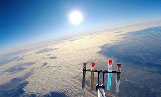 Die kleine Kamera unter dem Ballon fotografierte die Reagenzgläser, die die GaM-Schüler zuvor mit verschiedenen Flüssigkeiten gefüllt hatten, in einer Höhe von mehr als 30.000 Metern. - Privat
