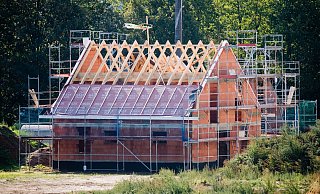 Bilder wie diese sieht man nicht nur im Kreis Höxter nur noch selten. Mittlerweile werden deutlich weniger Häuser gebaut - das hat auch mit der Finanzierung zu tun. - Julian Stratenschulte