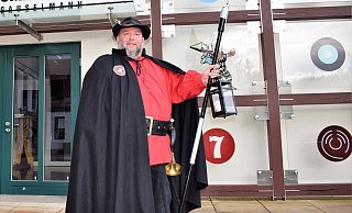 Peter Dürr ist Nachtwächter im Schloss Benkhausen. Er "bewacht" hier den Eingang zum deutschen Automatenmuseum. - Tourismusverband Sieben e.V.