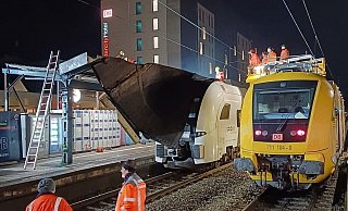 Am Paderborner Hauptbahnhof wurden Teile der Dacheindeckung aus Teerpappe vom Sturm abgeweht. - Feuerwehr Paderborn