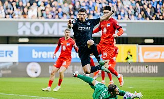 Der glücklos agierende SCP-Stürmer Koen Kostons im Duell gegen Hertha-Keeper Marius Gersbeck. - BESIM MAZHIQI