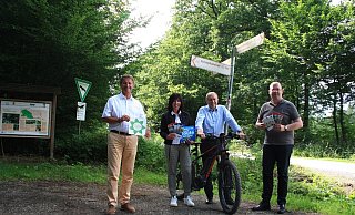 Freuen sich über die Kooperation (v.l.) Landrat Michael Stickeln, Anja Veith (Geschäftsführerin der Touristikzentrale Paderborner Land), Landrat Christoph Rüther und Michael Stolte (Geschäftsführer der GfW im Kreis Höxter). - Gesellschaft für Wirtschaftsförderung Kreis Höxter