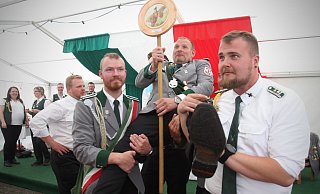 Auf Händen tragen die Obernbecker Schützen ihren Vorsitzenden Björn Holthaus aus dem Festzelt. Der hatte sich zuvor nicht nur den Titel des Bierkönigs gesichert, sondern auch die Königswürde erobert. Ein gelungener Abschluss der zweitägigen Feierlichkeiten. - Felix Eisele