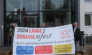Auszubildene Melek Arslan, Regina Schlüter-Ruff vom Stadtmarketing und Bürgermeister Bernd Dumcke stellen das Programm für das diesjährige Lange Straßenfest vor. - Celina Allard