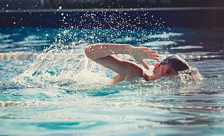 Deutlich weniger Badegäste zogen 2020 und 2021 ihre Bahnen im Engeraner Hallenbad. - Pixabay