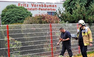 Ein Mitarbeiter der EWB untersucht die Luft auf die Gaskonzentration. - Florian Weyand