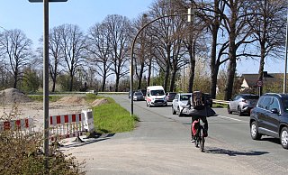 Das 70 Jahre alte Brückenwerk über die Bahnstrecke Hannover-Soest ist marode und wird durch eine neue Brücke ersetzt. - Viktoria Bartsch