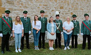 Königsbegleiter Nils Wübbeke (v.l.), Laura Wübbeke und Henrik Glunz, Vivien Czerner und Jan-Niklas Glunz, Königspaar Julia Glunz und Lukas Wübbeke, Melissa Vonderheide und Dominik Wübbeke, Königsbegleiter Marc Parensen. - MARTIN UHE
