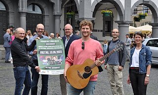 Freuen sich auf das Benefizkonzert am Freitag: Olaf Menne (v. l.) von der Agentur Lautstrom, Christoph Gockel-Böhner, Leiter des Kulturamtes der Stadt Paderborn, Uwe Seibel, Vorsitzender der Werbegemeinschaft Paderborn, Musiker Matthias Lüke sowie Heiko Isermann und Andrée Dietsch vom Ensemble "Anis oder Mandel". - Simon Schulz