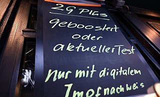 Die 2G-plus-Regel wird wohl künftig auch für die Restaurants, Kneipen und Cafés im Kreis Paderborn gelten. - picture alliance/dpa