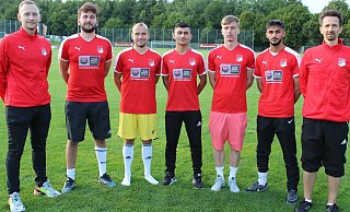 Die Neuen bei Theesen II: Co-Trainer Marcel Stork (v. l.) , Timo Jackobs, Nico Bredemeyer, Faris Ismail Hussein, Tomas Weinfurt, Jusef Osman und Trainer Svetko Sekulovic. - Heinz-Dieter Klusmeyer
