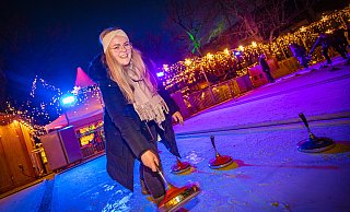 Im vergangenen Jahr versuchte sich NW-Volontärin Pauline Maus beim Eisstockschießen. Auch in diesem Jahr gibt es die Attraktion wieder auf dem Klosterplatz. Die Preise sind sogar gesunken. - Mike-Dennis Müller / www.mdm.photo