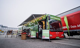Der Einkaufs-Bus von Rewe und Bahn solle ländliche Gebiete mit Lebensmittel versorgen. - Deutsche Bahn AG
